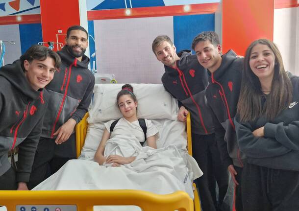 i-giocatori-del-milan-in-visita-in-ospedale-2064859.610x431